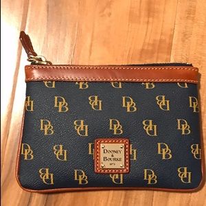 Dooney & Bourke Bags - Dooney & Bourne Wristlet ✨ Dooney & Bourke Bags - Dooney & Bourne Wristlet ✨